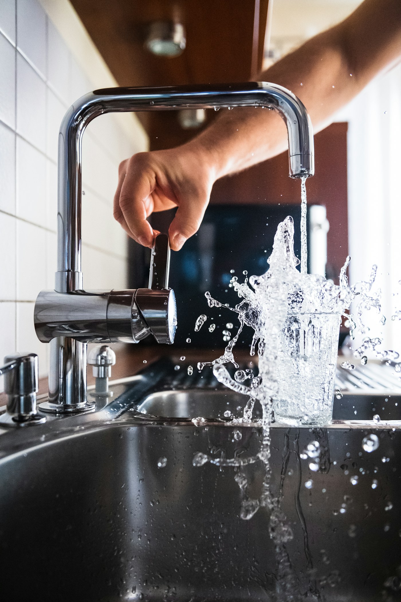 Kitchen faucet with running water